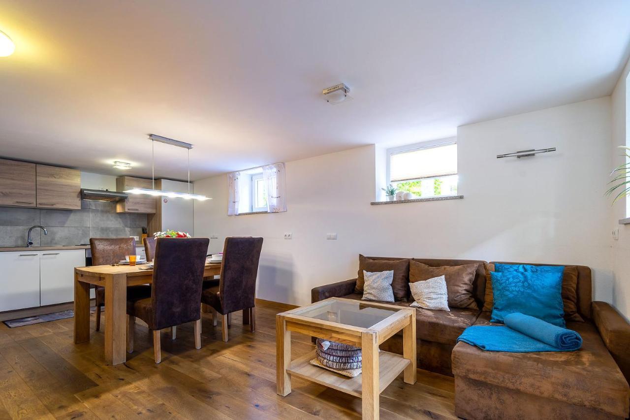 Alpen-Hostel - Apartment Talstation Mit Motorradvermietung 메밍겐 외부 사진