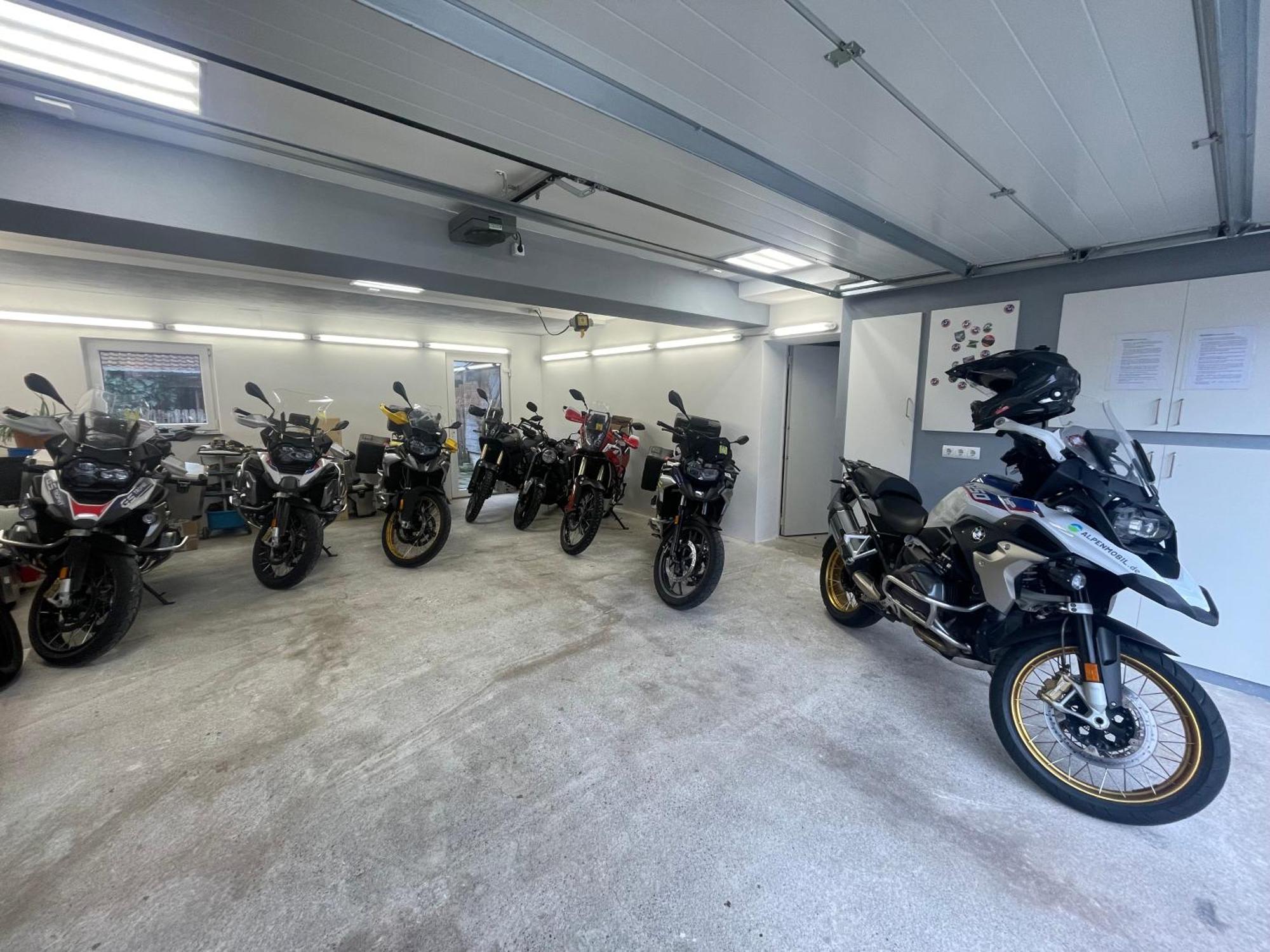 Alpen-Hostel - Apartment Talstation Mit Motorradvermietung 메밍겐 외부 사진